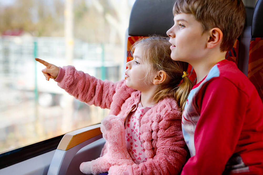 Enfants Regardant Par La Fenetre Du Train